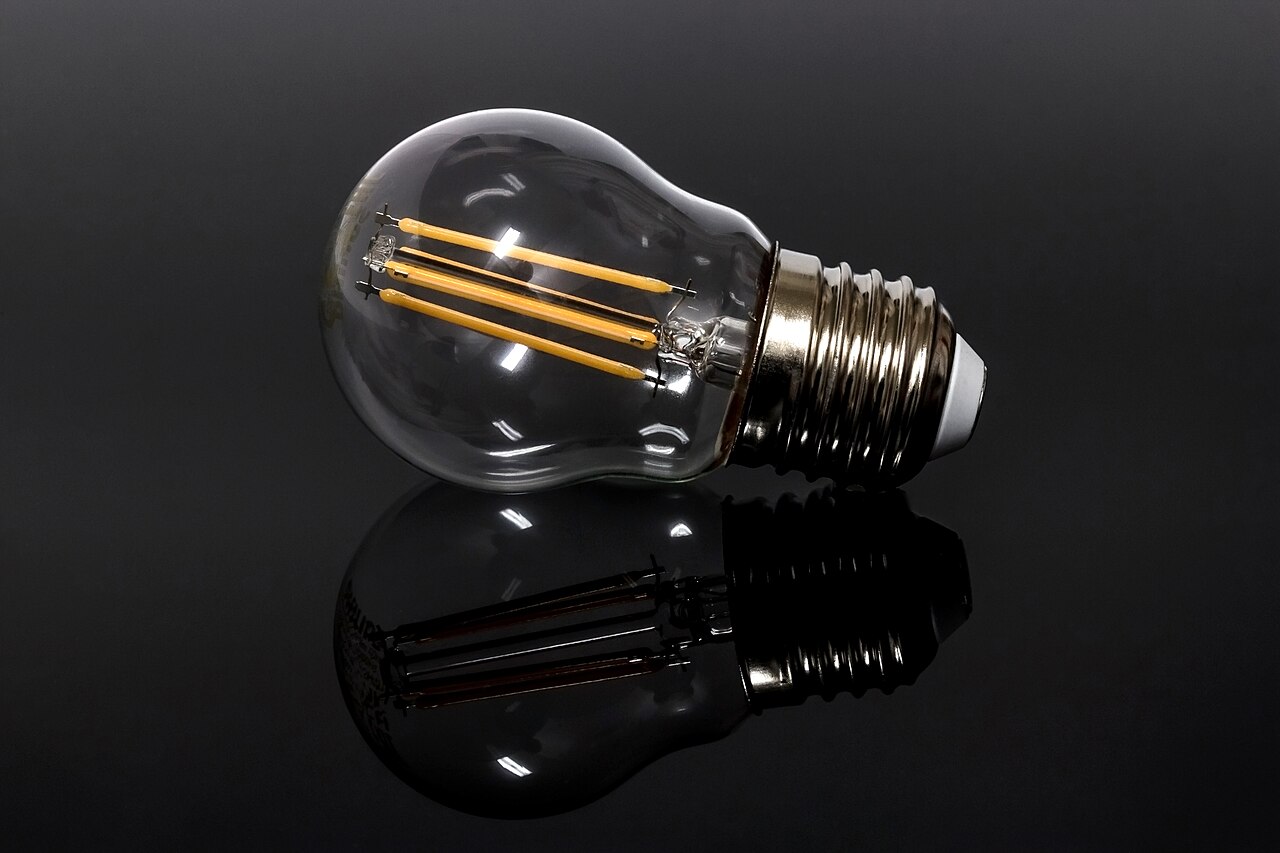 Lampadina LED a filamento con attacco E27 su fondo scuro